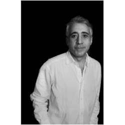 <p>Un senso di ritmo vitale continuo: il ferro si insinua nella tela quasi a trarne nutrimento, la tela vibra al suono delle note della sua personale melodia. La scrittura diventi un dripping ideale che unisce il tutto in un\'inedita eleganza. Trovo la scelta di usare lo specchio, cioè di far entrare lo spettatore dentro l'opera, così meravigliosamente coinvolgente; segmenti di specchio ci catapultano all'interno dell'opera trovandoci immersi nel suo fantastico mondo, come in una favola che vorresti non finisse mai.</p>