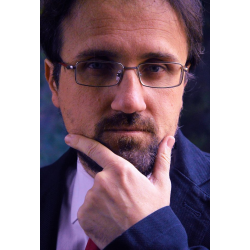 <p>Forse il mercato, i galleristi e vari critici diranno che Davide Martinazzo produce un'arte gioiosa, musicale. All'apparenza le sue sculture, i suoi bassorilievi, i suoi quadri appaiono esprimere una leggiadria ariosa, vitale, quasi sospesa nel vuoto, di forme, note musicali e lettere. Sulla parete di una galleria, di un salone o in un giardino, la sinuosità dei suoi lavori conferisce allo spazio attorno una leggerezza non turbata.</p>
<p></p>
<p>Lontane sembrano le chitarre schiantate, rotte, violentate di Arman, i suoi violini frantumati, convulsi. In Arman è presente una violenza d'impatto che in Martinazzo, che pur gli si affianca nel filone come uno dei possibili allievi, non traspare.</p>
<p></p>
<p>Eppure chi vedesse nelle opere di Martinazzo solo leggerezza e leggiadria, si fermerebbe soltanto all'apparenza, alla superficie dei suoi lavori, al loro aspetto più epidermico, alla cute.</p>
<p></p>
<p>Le sue sculture infatti non sono una pura esibizione di se stesse, come lo sono invece, ad esempio, dichiaratamente, patentemente, festosamente, le sculture luminose, i suonatori di chitarre, di Marco Lodola. Nel nostro artista è presente un lavorìo di ricerca, di espressione visiva e plastica, forse anche un logorio della forma, delle sue escrescenze, delle sue rientranze, assai più conturbato rispetto alla decorazione cromatica, elettrica, esibitoria, del ben noto Lodola, anche quando quest'ultimo raffigura temi e soggetti molto vicini a quelli prediletti da Martinazzo.</p>
<p></p>
<p>È appunto questo lavorìo del nostro artista, questo suo tentare un equilibrio della forma attraverso i vuoti e i pieni, questo suo lavorare per sottrazione dei volumi (si faccia caso che le note, i pentagrammi, le lettere sono accennate con una forma volumetrica che si vuol far sempre leggiadra e impalpabile) che rende Martinazzo non un decoratore, non un fregiatore, non un arredatore, ma un artista. Che cosa distingue infatti un artista da un ambientatore? Anche se è una distinzione molto difficile, spesso franosa - se pensiamo a tutta la ricerca sull'estetica condotta da Gillo Dorfles o Gérard Genette - possiamo dire che l'ambientatore risponde alla funzionalità di ciò che crea. Il suo senso estetico deve essere anzitutto funzionale: deve produrre ambienti, cioè spazi confortevolmente, esteticamente gradevoli. Certo, anche Tiepolo produceva spazi esteticamente gradevoli ed era però un artista impareggiabile. Dunque che cosa distingue l'ambientatore da un artista? Appunto quest'ultimo non riduce l'arte alla sua mera funzionalità, né al suo piacere, ma ad interrogare l'animo umano. L'<em>inquisitio</em>, l'indagine, la ricerca, che innalza la nostra mente a pensieri diversi dalla funzionalità degli oggetti stessi è propria dell'arte. Martinazzo tenta questa indagine, tenta questa <em>inquisitio</em>, tenta questa "ricchezza di possibilità - immaginative, creative, conoscitive, di affermazione del sé - in cui le identità sono ancora mutevoli e fluide", come scrive Isabella Bisol nell'introduzione al catalogo precedente "Ex me tibi".</p>
<p></p>
<p>Ecco che in questa indagine, le lettere e le note musicali, pur apparendo ornative, sono invece ben più che ornamento e decorazione: sono segni disgiunti dal loro significato. Le note e le chiavi su un pentagramma sono il fondamento della musica, sono l'alfabeto razionale e logico attraverso cui un musicista legge e replica in suono quanto letto. Le note su un pentagramma corrispondono ciascuno ad un suono, e sono messe su un pentagramma in modo da denotare la durata e l'altezza del suono. Ma una nota fuori dal pentagramma cosa è? Una chiave fuori dal pentagramma cosa è? A quale alfabeto risponde? A quale traduzione risponde? E un insieme di lettere scomposte, non più a formare parole di senso compiuto, a quale alfabeto risponde? È questa la domanda aperta che ci lascia il nostro artista: a cosa risponde un segno se il suo significato logico, per il quale quel segno è stato pensato e usato, non c'è più?</p>
<p></p>
<p>Forse in Martinazzo non c'è il dramma, il crollo delle lettere confuse, ammucchiate, come una slavina, prive oramai di unione in parola, come nell'arte di Rudy Pulcinelli. Ma certamente il senso di un alfabeto da ricomporre, dopo un'esplosione, dopo una frantumazione, dopo una dispersione, è evidente nelle opere del nostro artista. Tanto è vero che, ad opere su parete, Martinazzo disperde queste note, chiavi, cuori, foglie, quasi come fossero esiliate, su molti altri materiali, su un palo, su una ciotola di rame, su lastre di metallo e chissà su quant'altro nella sua produzione futura.</p>
<p></p>
<p>Ben oltre l'aspetto lirico e ornativo che in apparenza la sua arte testimonia, la ricerca di un alfabeto da ricomporre, da ricreare, dopo una frantumazione, dopo una dispersione, è la vera e preziosa indagine che porta avanti Davide Martinazzo.</p>
